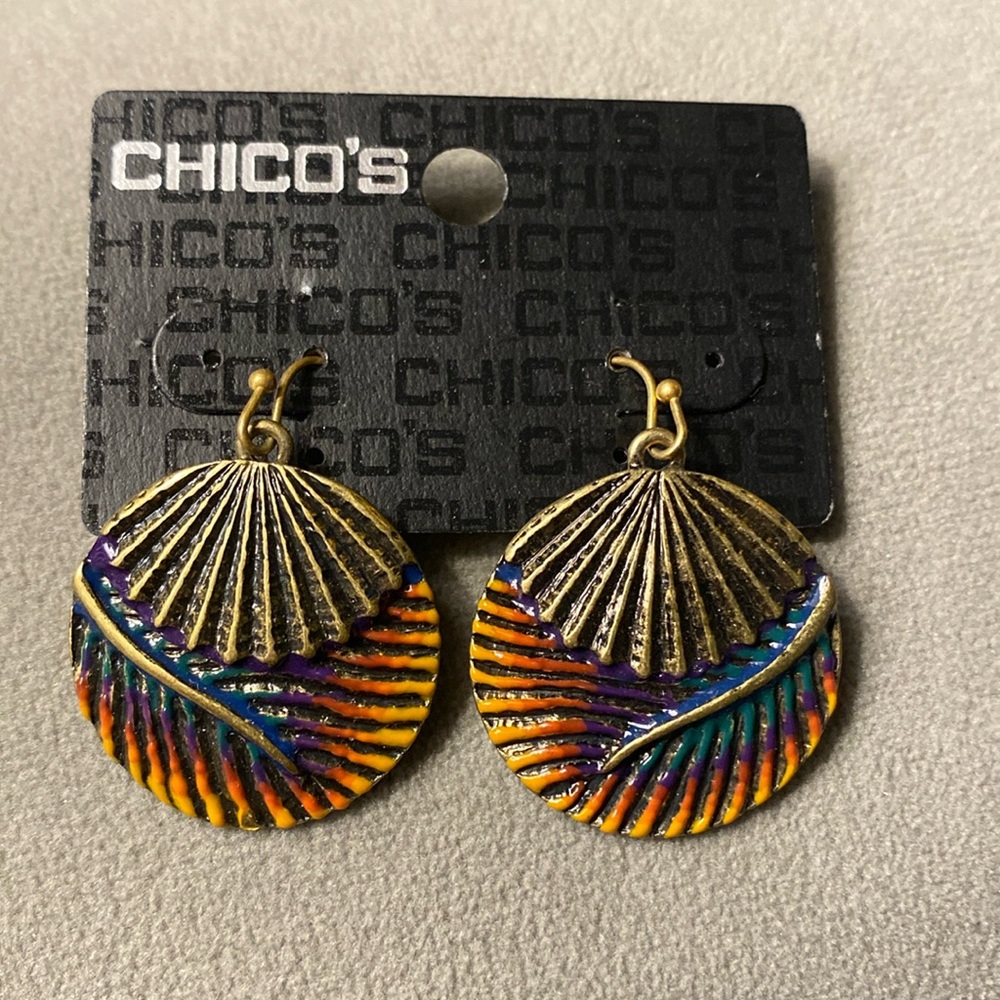 NWT Chico’s gold multicolored dangle earrings with shell and leaf pattern